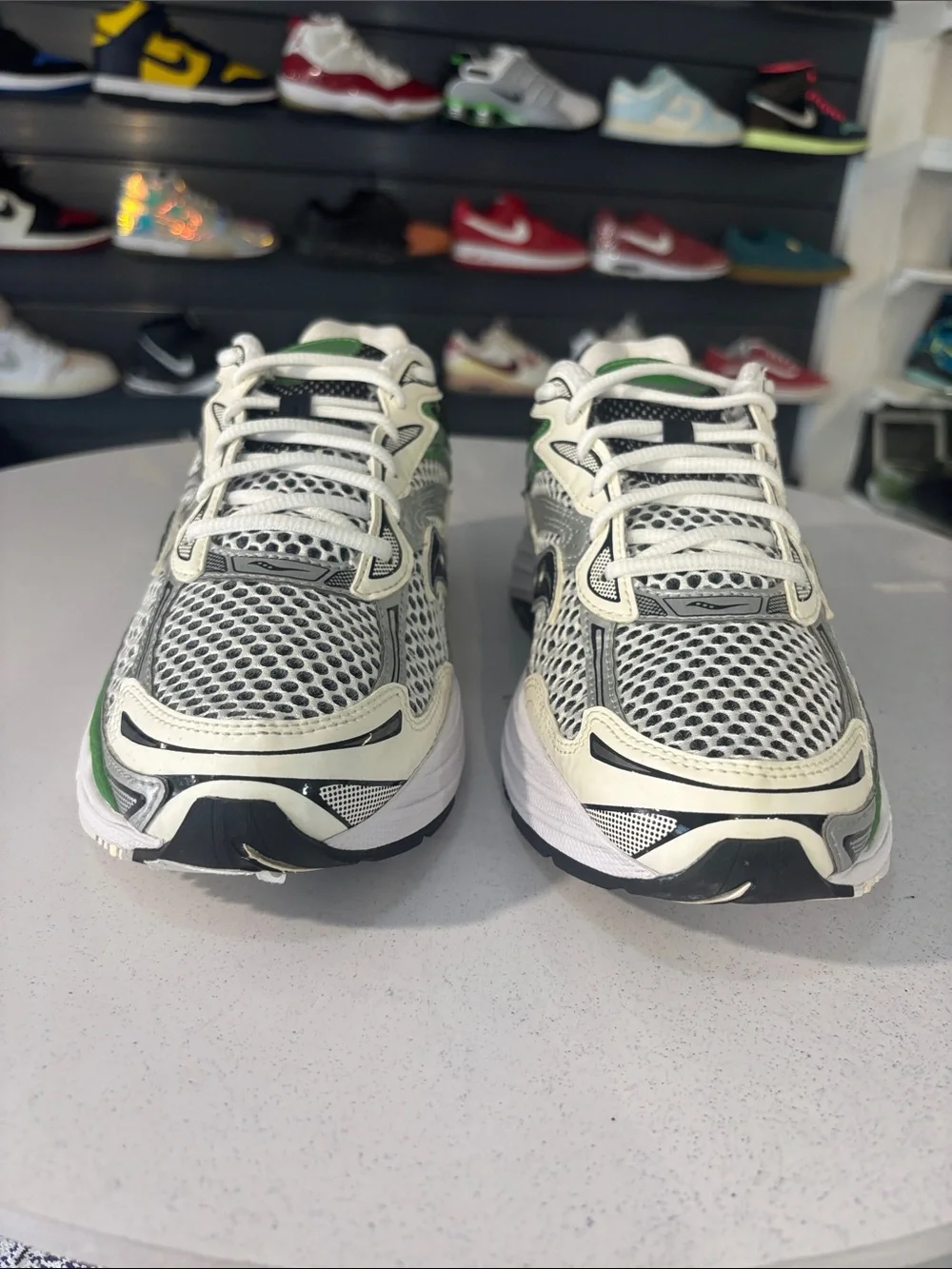 Saucony ProGrid Omni 9 in Silver/Green Mens Size 9